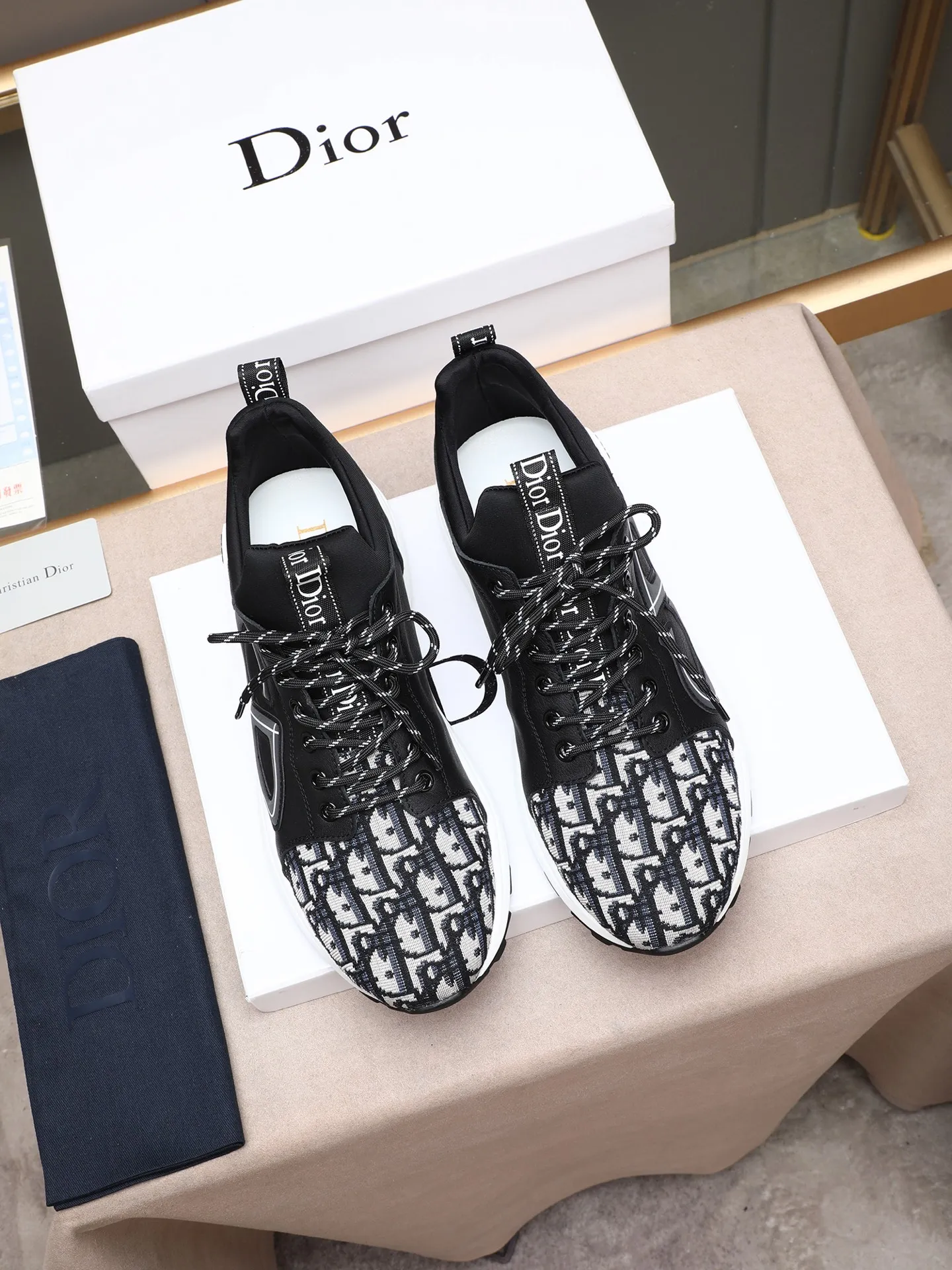 Men's shoes 💰460 💰Dior [Dior] 😘😘High-end series of casual men's shoes, simple and elegant👍👍👍The upper is made of first-layer genuine leather spliced ​​with Dior's special material [sun][sun]; imported first-layer sheepskin lining; special outsole, wear-resistant, lightweight, the overall design is harmonious and unified without lacking personality 👣🌟✨You deserve it! 5 colors😍Sizes 38~44. (45 custom-made) The picture above is a big seller🔥🔥🔥